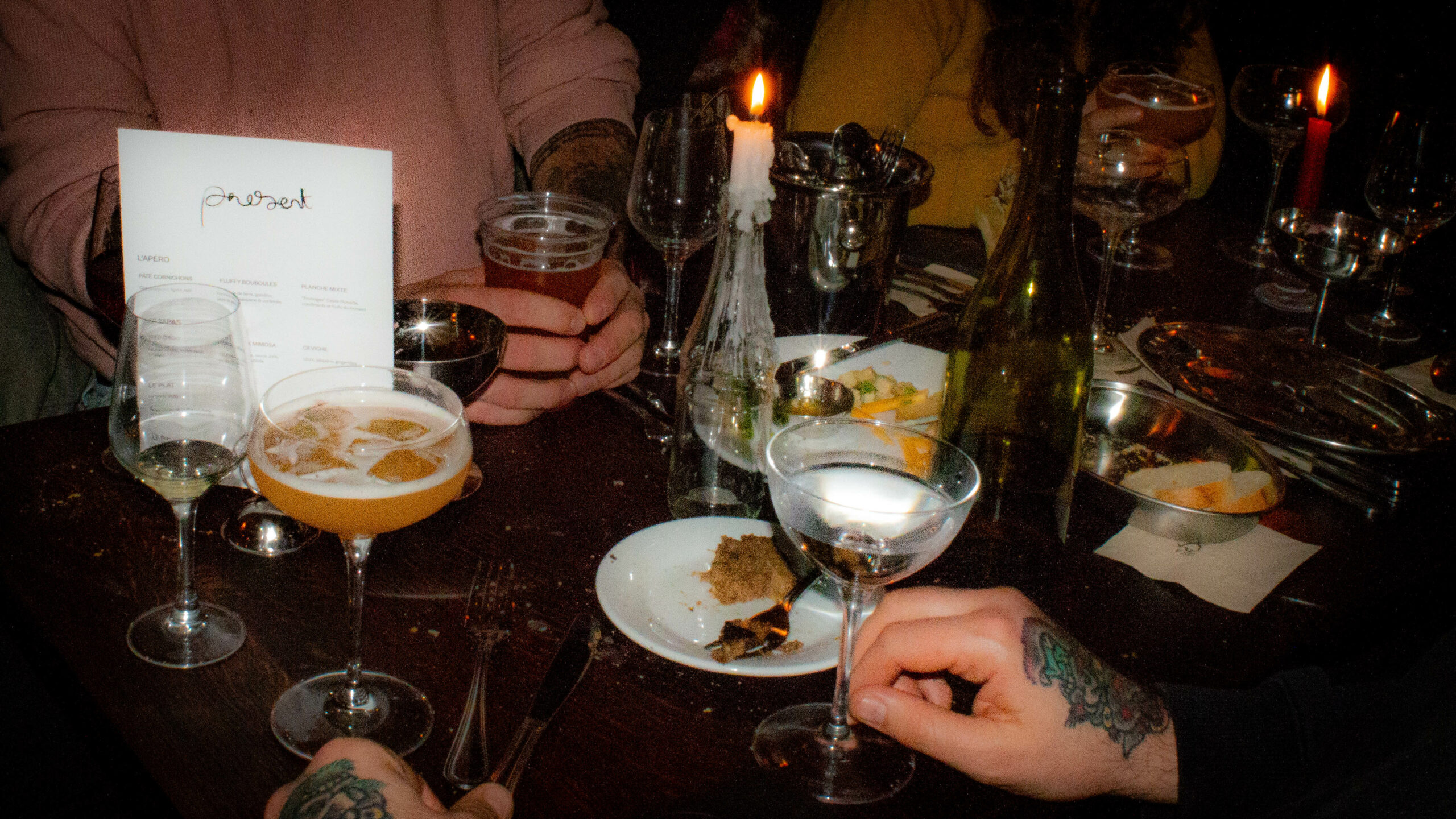 tablée avec verres et assiettes chez Présent