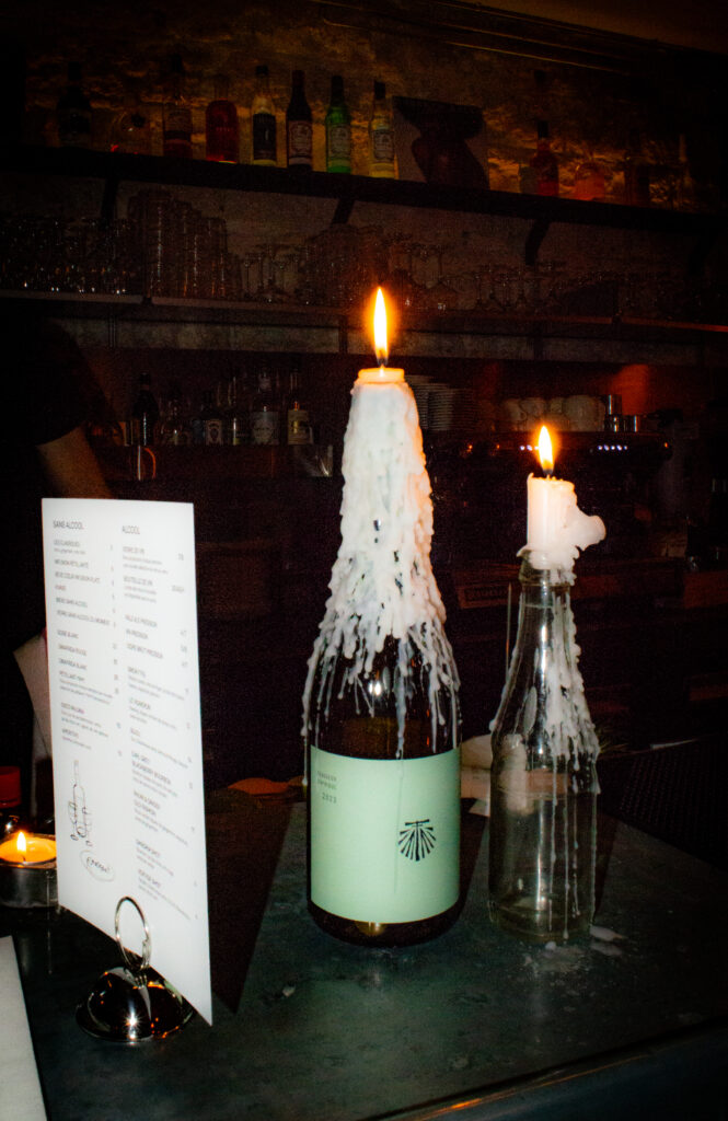 bouteilles & bougies sur bar en zinc