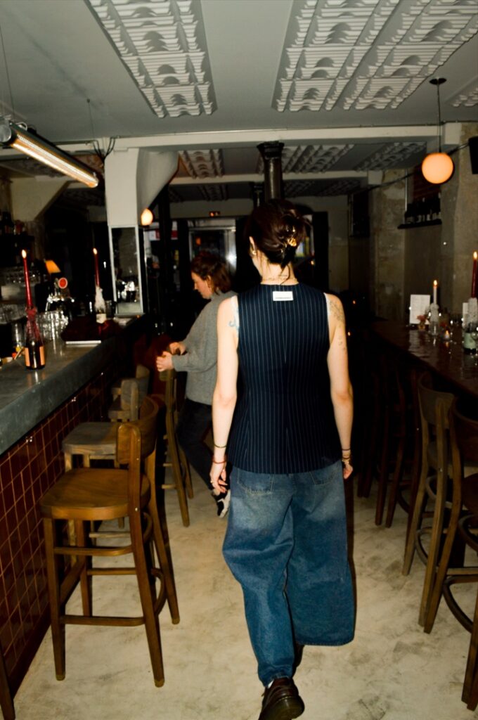 allée centrale du restaurant entre le bar et la grande table haute