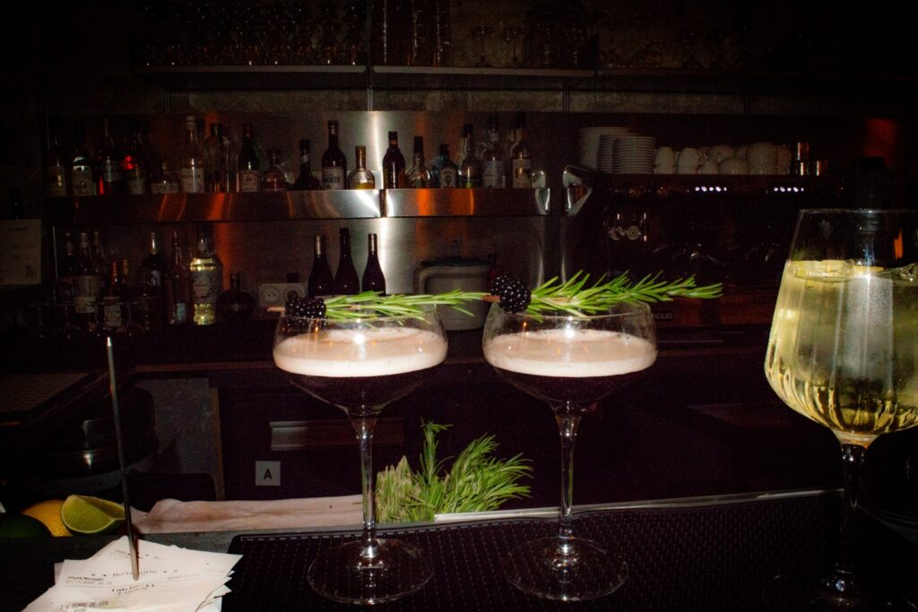 cocktails sur le bar en zinc
