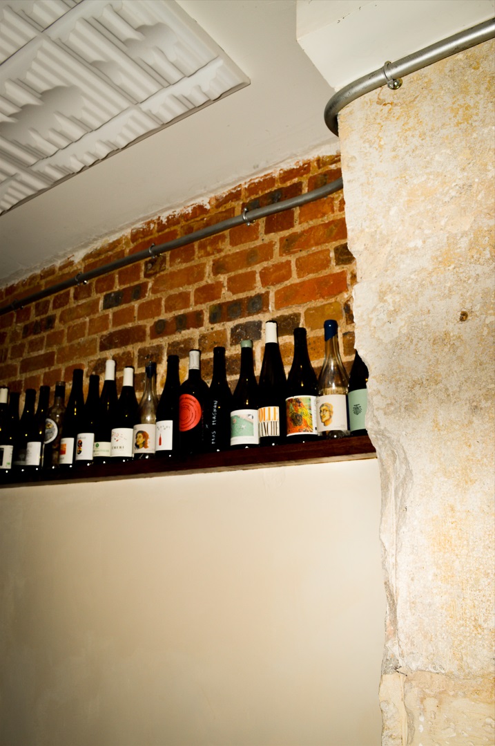 bouteilles de vin nature dans le restaurant Présent
