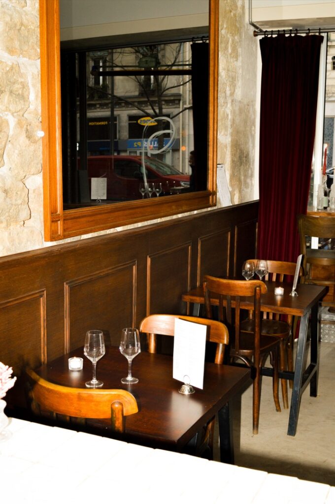 salle du restaurant Présent coté entrée près du miroir