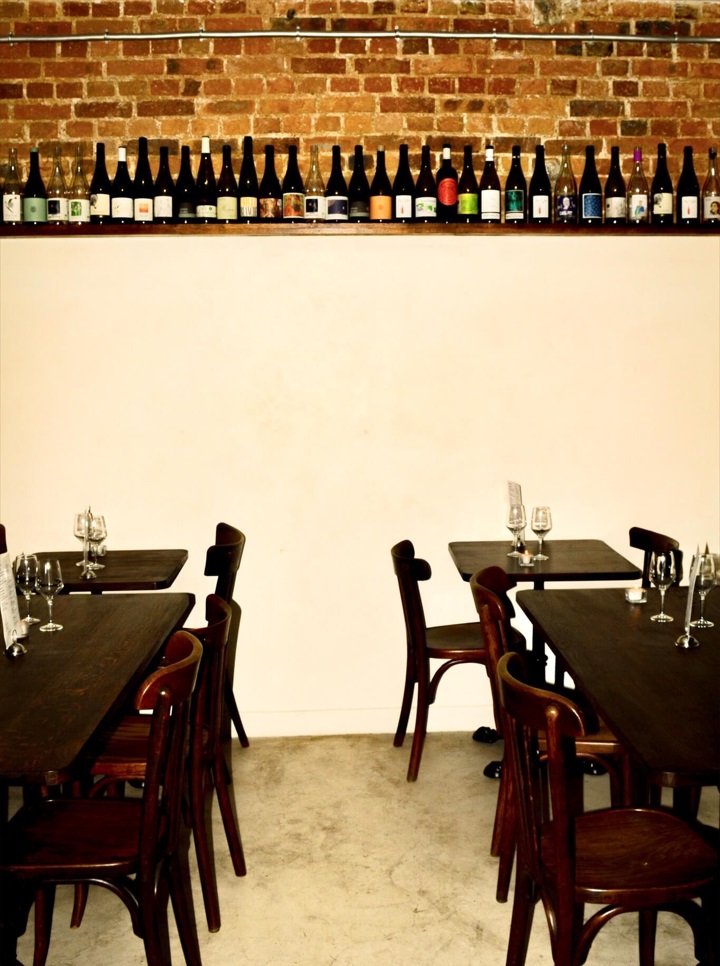 tables intimistes près de l'entrée du restaurant