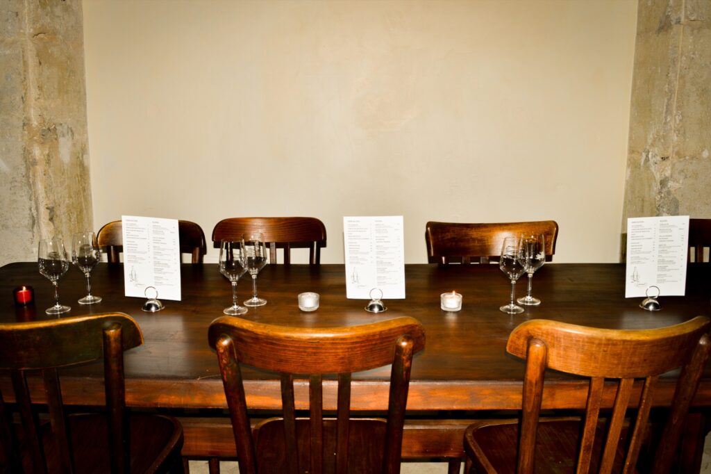 grande table de groupe près de l'entrée du restaurant Présent
