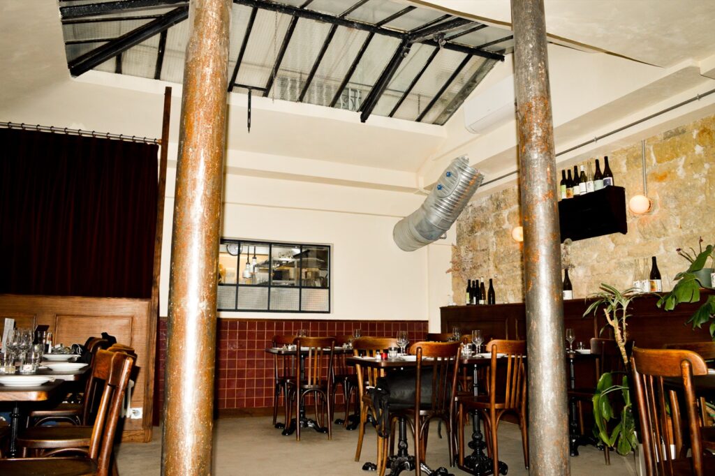 salle sous la verrière à l'intérieur du restaurant