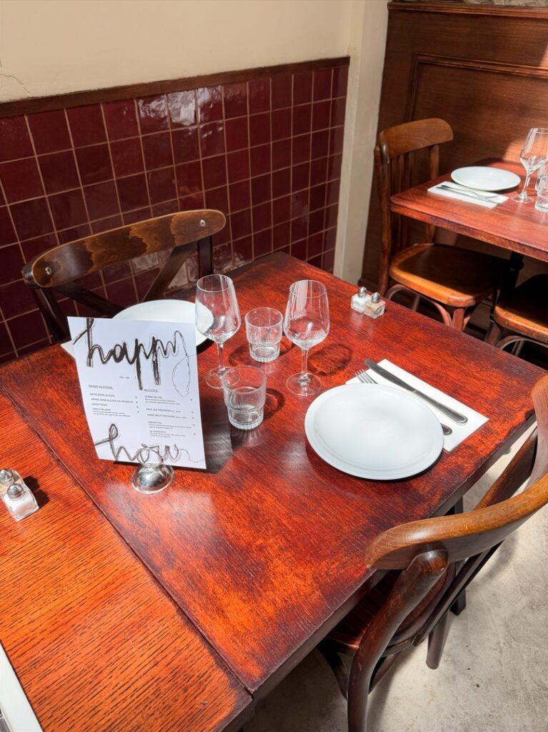 table ensoleillée sous la verrière à l'intérieur du restaurant